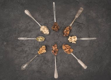 Kaşık içinde çeşitli fındık
