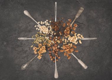 Kaşık içinde çeşitli fındık