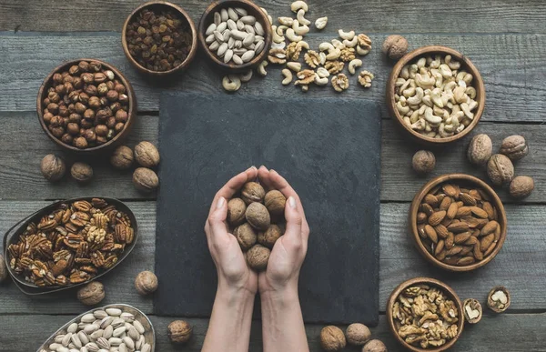 Nueces en las manos — Foto de Stock