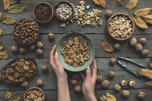 Frutos secos surtidos y hojas de otoño — Foto de Stock