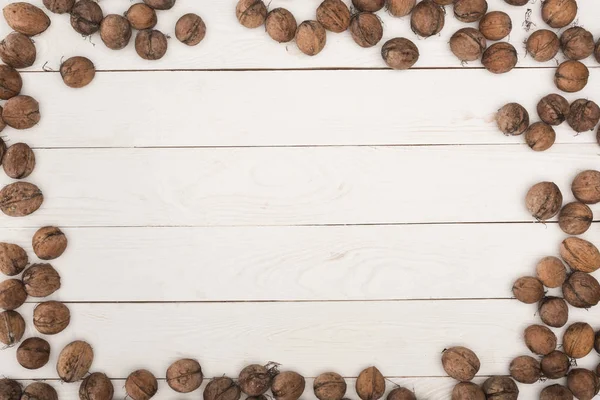 Волоські горіхи на дерев'яному столі — стокове фото
