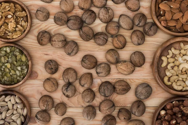 Valnötter och skålar med nötter — Stockfoto
