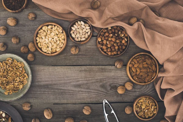 Olika nötter och Nötknäpparen — Stockfoto