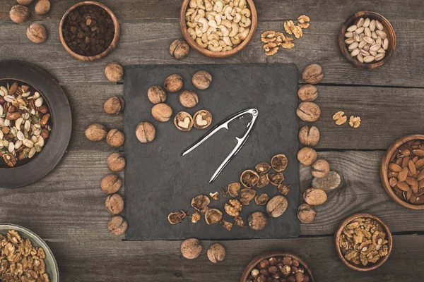 Olika nötter på bordsskiva av trä — Stockfoto