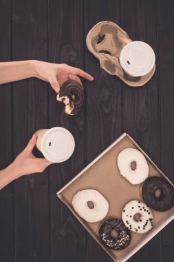 kahve ve donut elinde