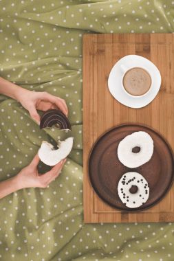 Donuts kahve ile yemek kişi