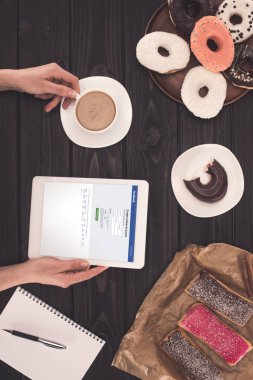 kişi dijital tablet ve kahve ile