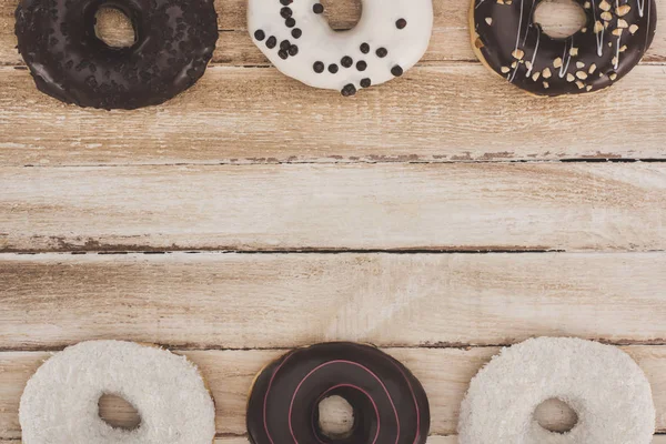 Donuts em tampo de mesa de madeira — Fotografia de Stock