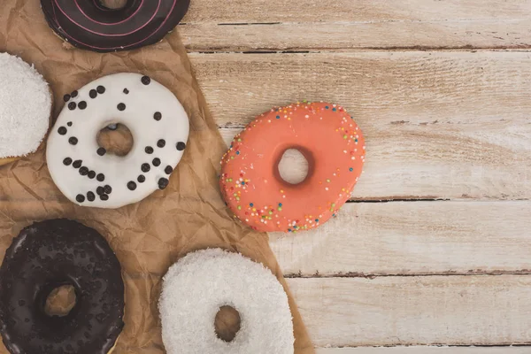 Donuts på bakplåtspapper — Stockfoto