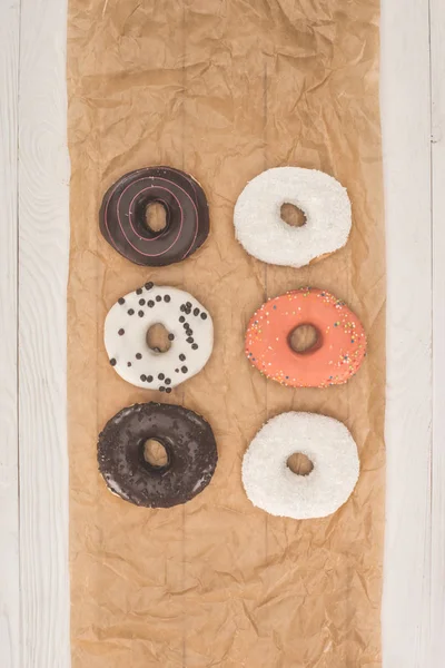 Donuts sobre papel manteiga — Fotografia de Stock