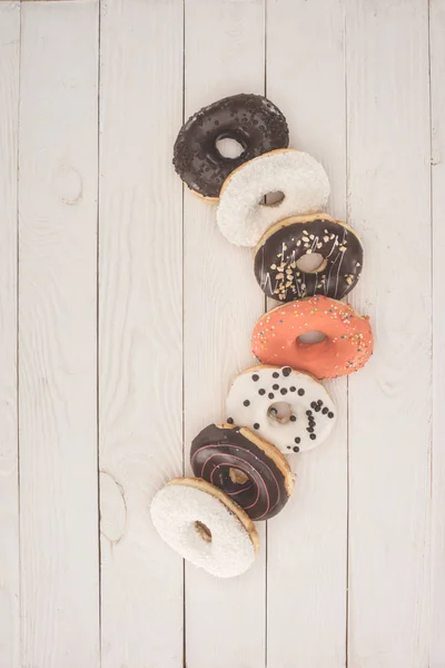 Donuts på bordsskiva av trä — Stockfoto