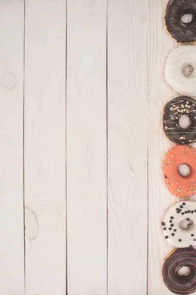 Donuts auf Holztischplatte — Stockfoto