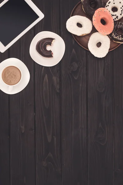 Doughnuts, coffee and digital tablet — Stock Photo, Image