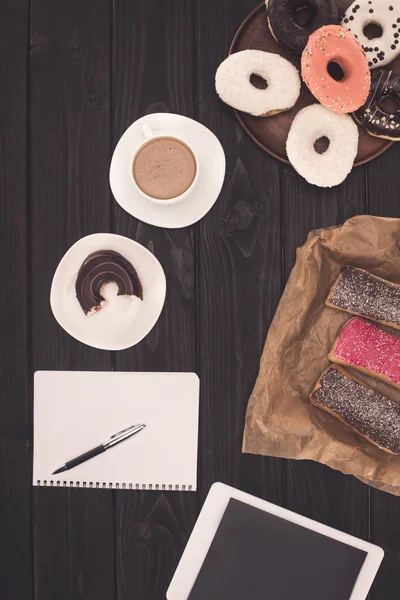 도넛, 커피 및 디지털 태블릿 — 스톡 사진