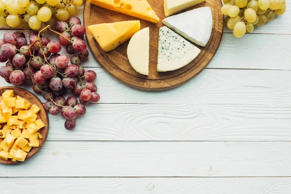 Varios tipos de queso y uvas — Foto de Stock