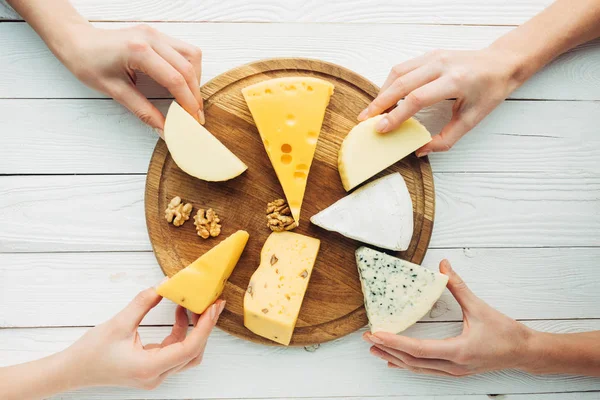 Mãos segurando queijo — Fotografia de Stock