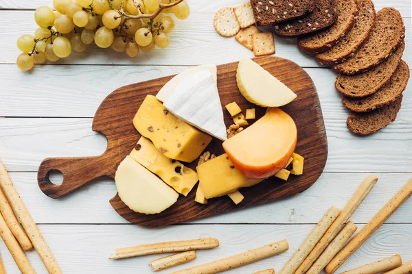 Variety of cheese types and bread — Stock Photo, Image