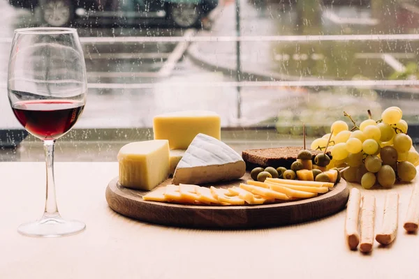 Bir bardak kırmızı şarap ve peynir. — Stok fotoğraf