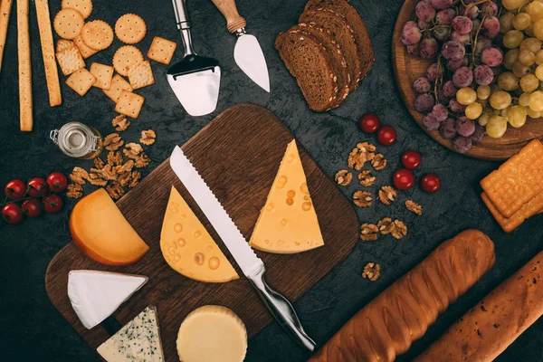 様々 な種類のチーズ、パン、ブドウ  — 無料ストックフォト