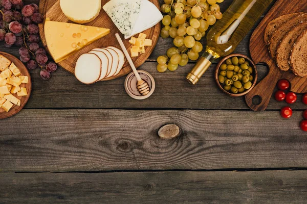 Varios tipos de queso y botella de vino — Foto de Stock