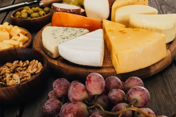 Käse auf Holzbrett — kostenloses Stockfoto