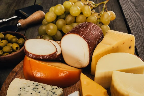 Sýr na dřevěné desce — Stock fotografie