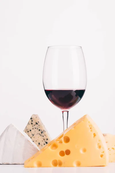 Copa de vino tinto y queso — Foto de Stock