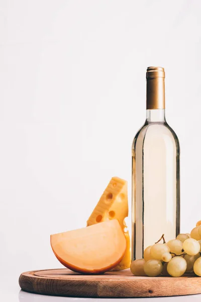 Garrafa de vinho, queijo e uvas — Fotografia de Stock