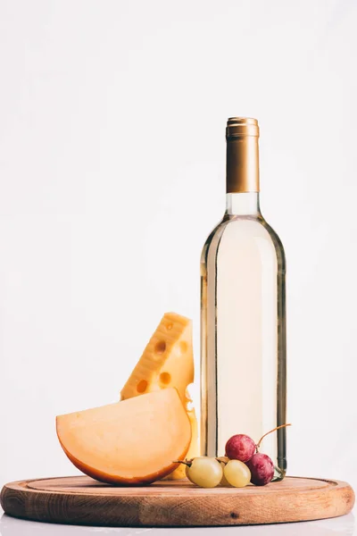 Botella de vino, queso y uvas — Foto de Stock