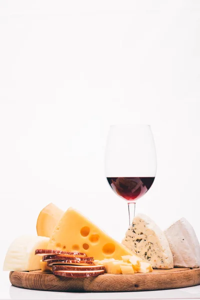 Copa de vino tinto y queso —  Fotos de Stock