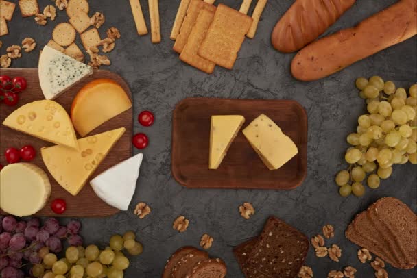 Сир на дерев'яній обробній дошці — стокове відео
