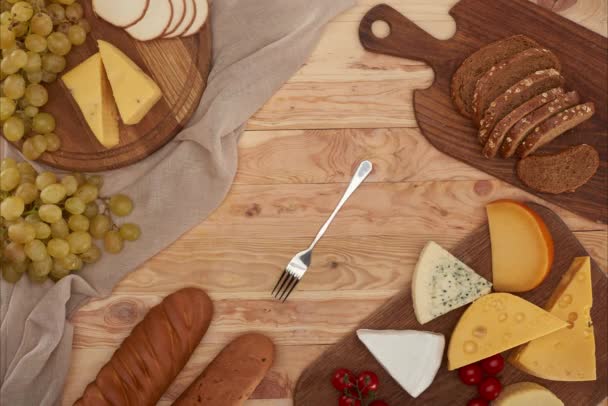Forchetta filatura e formaggio assortito — Video Stock