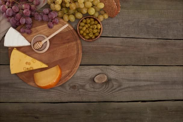 チーズの盛り合わせ、ぶどうとワインのボトル — ストック動画