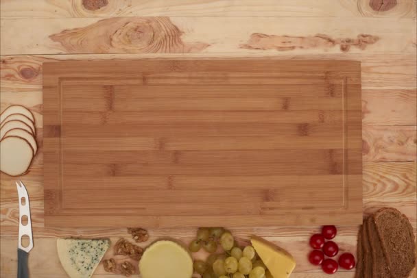 Ser, winogrona, oliwki i deska do krojenia — Darmowe wideo stockowe