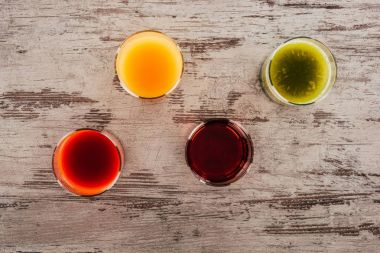 suyu ahşap masa üzerinde gözlük