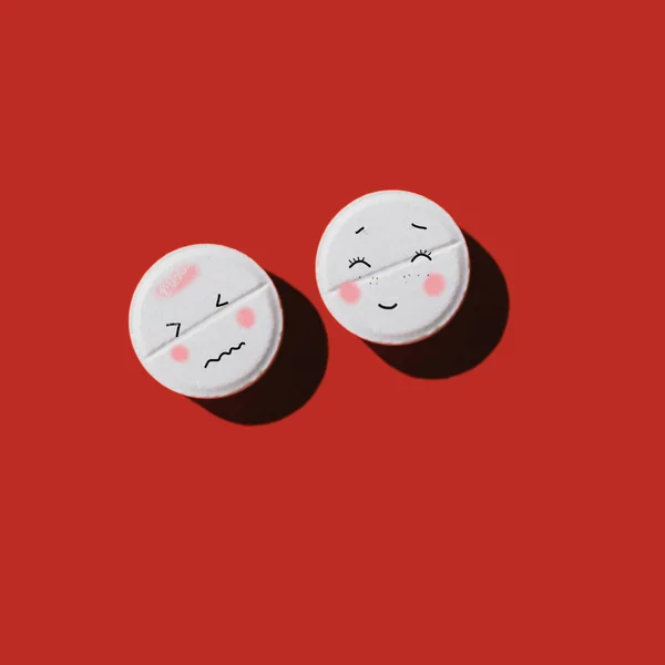 Таблетки со смешными лицами — стоковое фото