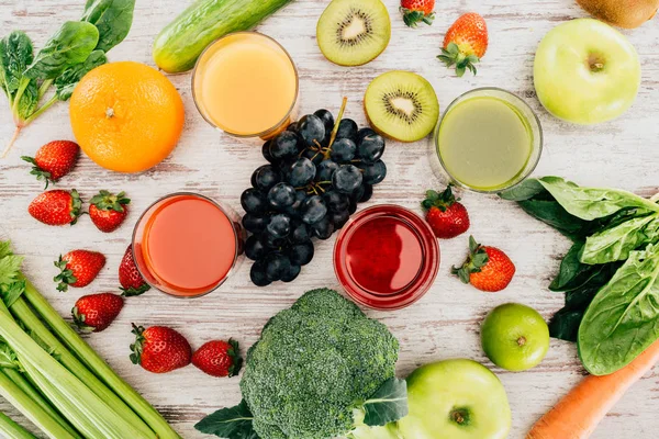 Glasses of juice and healthy food — Stock Photo, Image