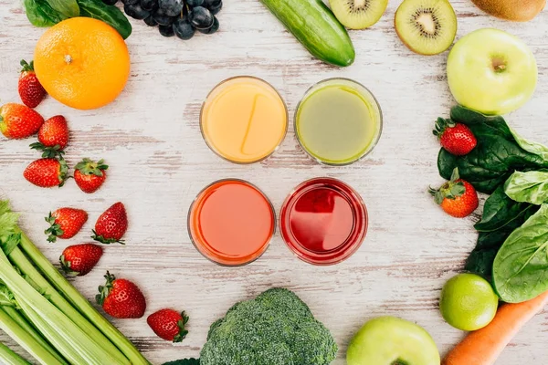 Glasses of juice and healthy food — Stock Photo, Image