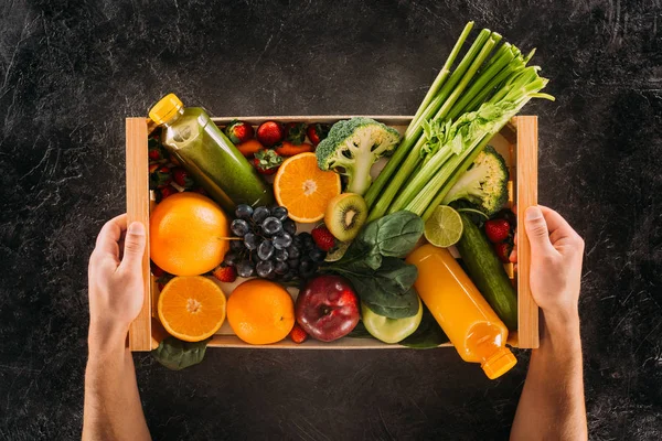 Caja de espera de mujer con comida saludable — Foto de Stock