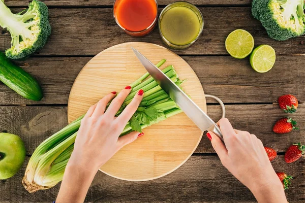 Woman cutting celery — Stock Photo, Image