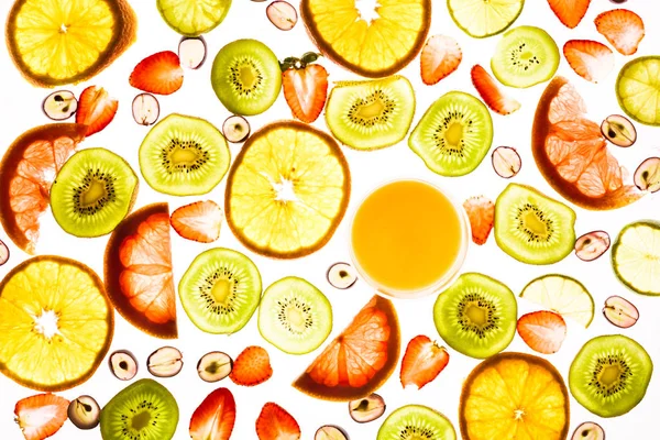 Gyümölcsök és a pohár gyümölcslé — Stock Fotó