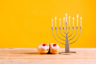 hanukkah Menorah ve çörek ile kutluyor