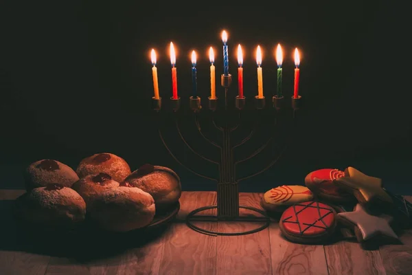 Menorah, donas y galletas para hanukkah —  Fotos de Stock