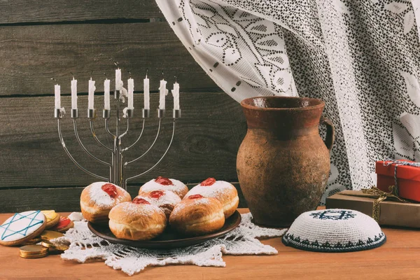 Traditionele Joodse menorah, Keppel en donuts — Stockfoto