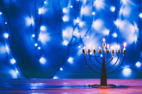 Menorah ebreo con candele — Foto Stock