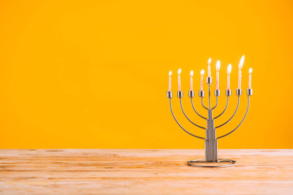 Ханука празднует менорой
