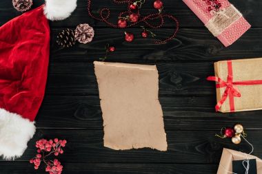 Noel papirüs ve santa şapka