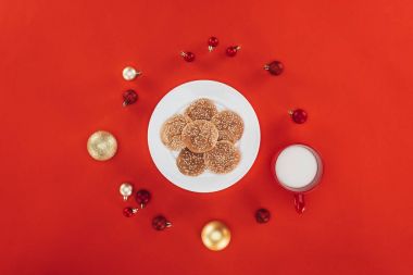 yulaf ezmeli kurabiye, süt ve Noel topları