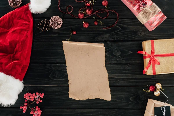 Papiro natalizio e cappello di Babbo Natale — Foto Stock