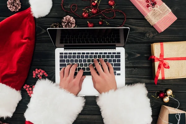 Jultomten med laptop — Stockfoto